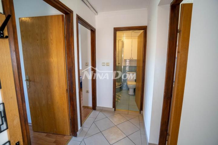 Apartmanska kuća s prostranom okućnicom. 