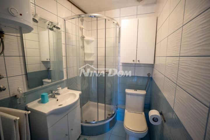 Apartmanska kuća s prostranom okućnicom. 