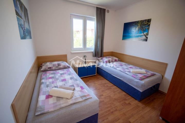 Apartmanska kuća s prostranom okućnicom. 