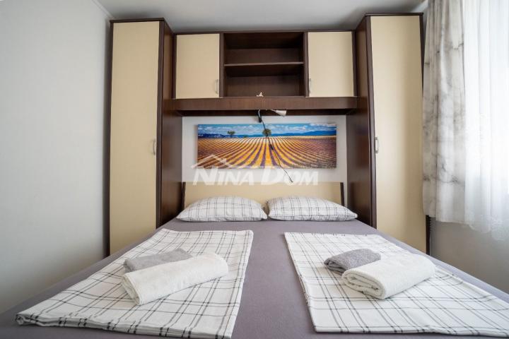 Apartmanska kuća s prostranom okućnicom. 
