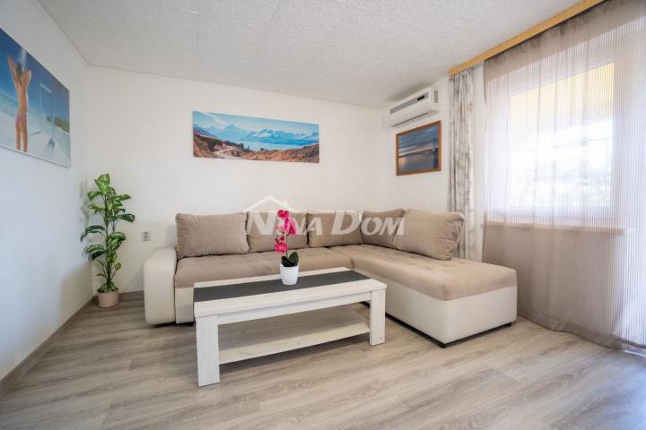 Apartmanska kuća s prostranom okućnicom. 