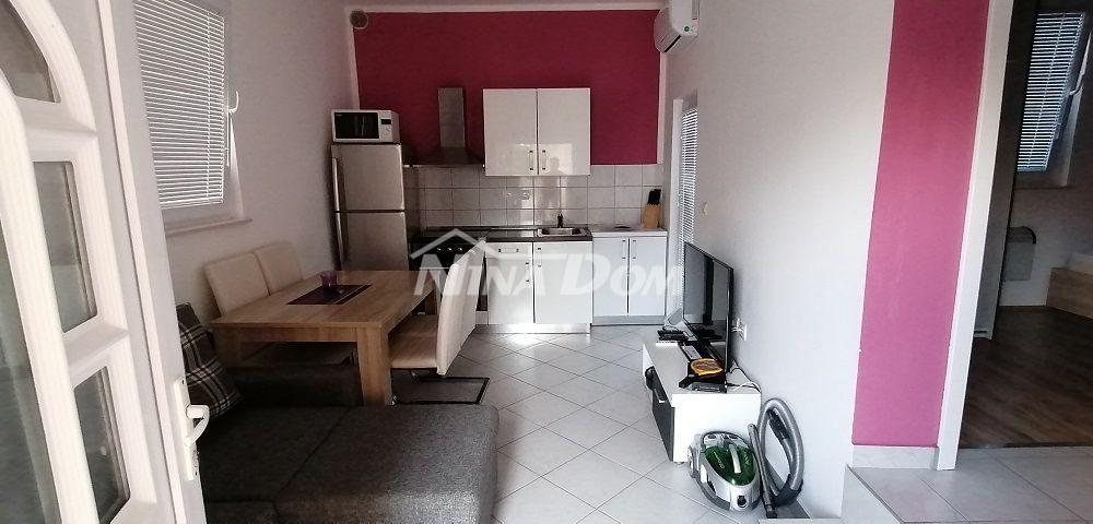 Prizemlje kuće s dijelom dvorišta, južna strana 400 met. do mora