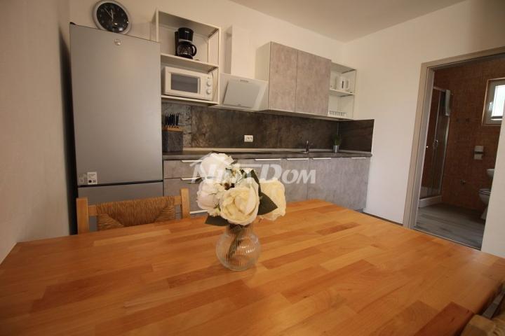 Apartmanska kuća s 4 stambene jedinice, 140 met. do plaže Prezida