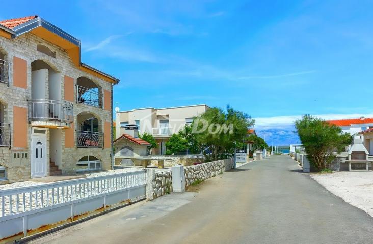 Apartmanska kuća s 4 stambene jedinice, 140 met. do plaže Prezida