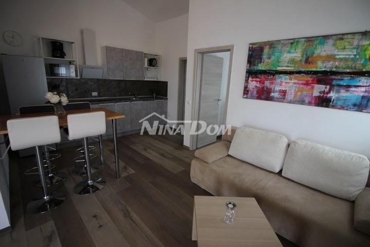 Apartmanska kuća s 4 stambene jedinice, 140 met. do plaže Prezida