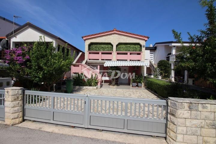 Samostojeća kuća južna strana s dva apartmana