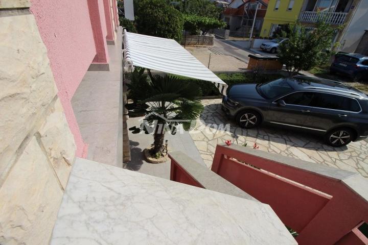 Samostojeća kuća južna strana s dva apartmana