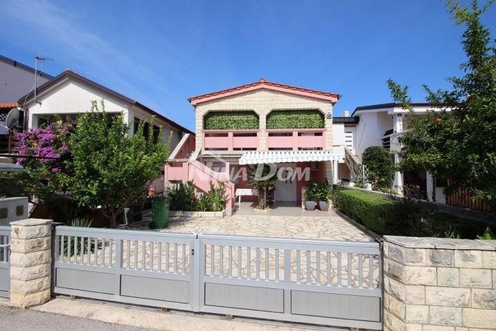 Samostojeća kuća južna strana s dva apartmana
