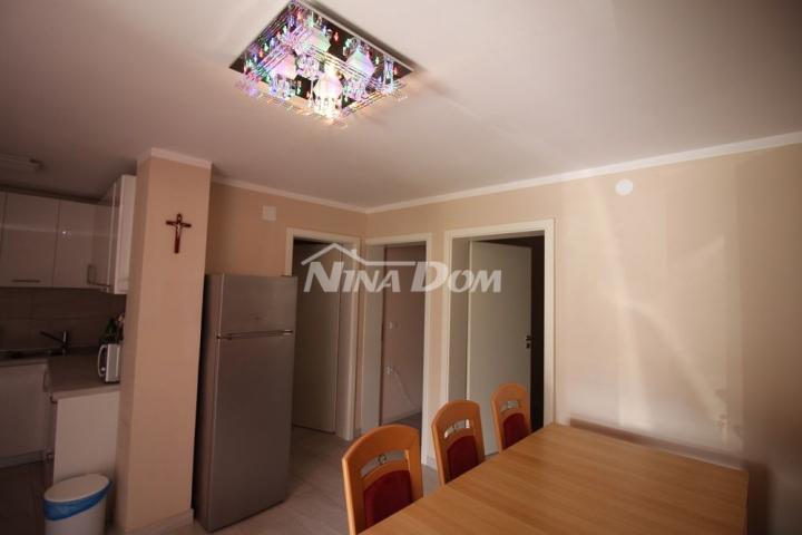 Samostojeća kuća južna strana s dva apartmana