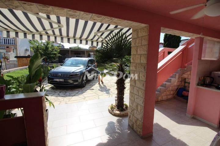 Samostojeća kuća južna strana s dva apartmana