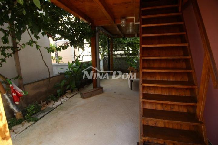 Samostojeća kuća južna strana s dva apartmana