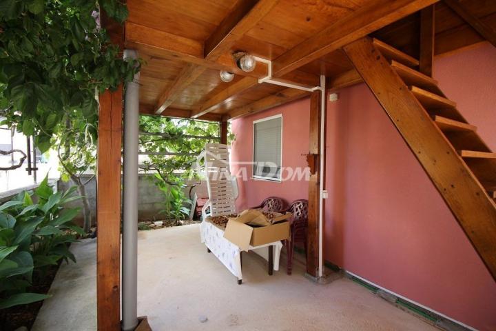 Samostojeća kuća južna strana s dva apartmana