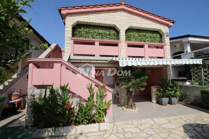 Samostojeća kuća južna strana s dva apartmana