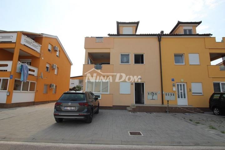 Apartman na prvom katu s pripadajućom okućnicom. 
