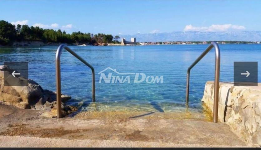 Nekretnina s dva stana, južna strana Vira 300 met. do mora. 