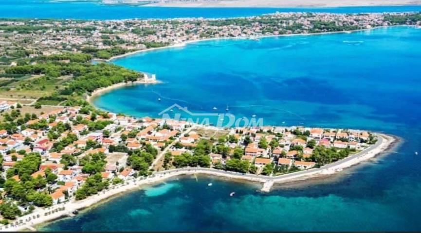 Nekretnina s dva stana, južna strana Vira 300 met. do mora. 