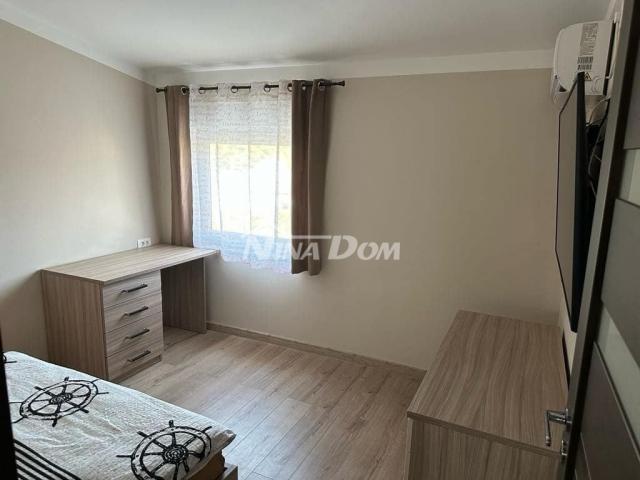 1 red mora, lijepo uređena nekretnina s dva velika stana i garaža