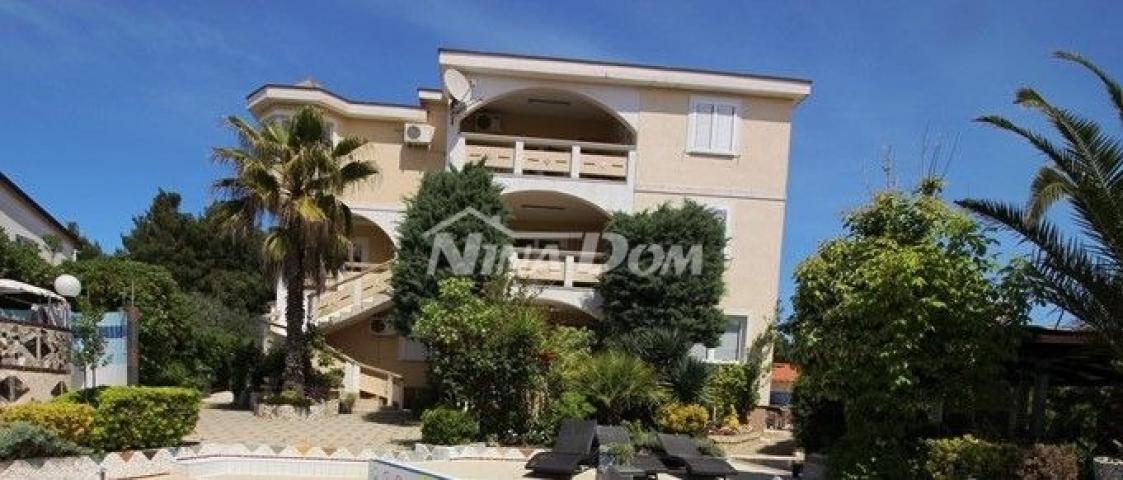 Etažirani apartmani u zgradi, južna strana otoka Vira