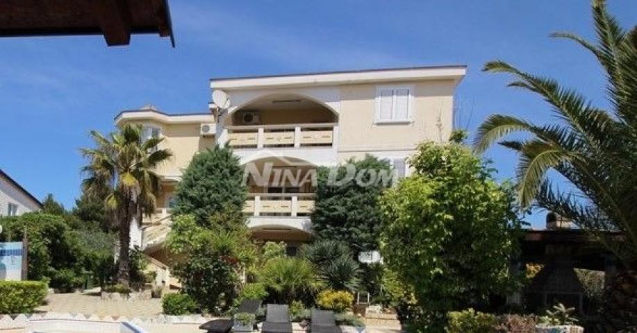 Etažirani apartmani u zgradi, južna strana otoka Vira