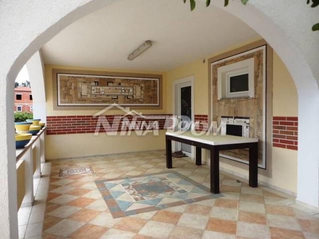 Etažirani apartmani u zgradi, južna strana otoka Vira