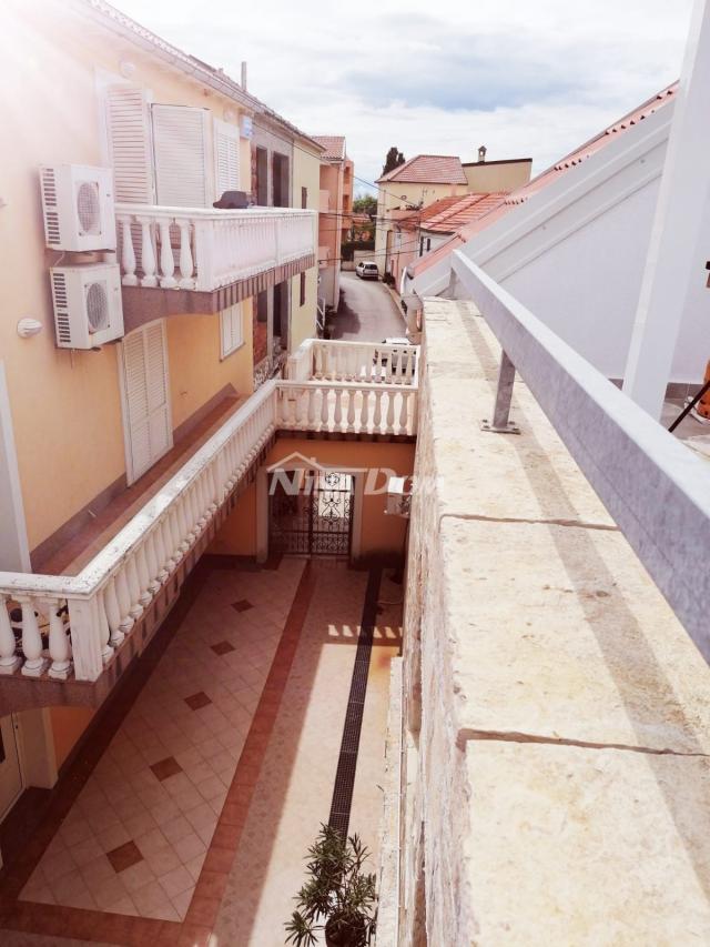 Lijepo uređena starina građena prije 1968 g. 50 m. od plaže s pogledom