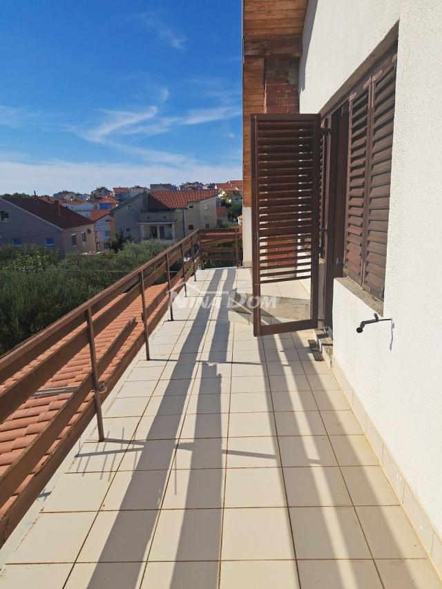 Samostojeća kuća visokoprizemlje, dvorište i garaža. 