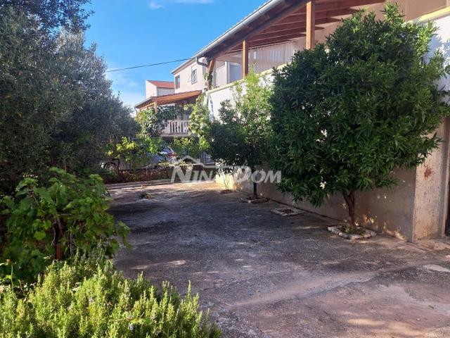Samostojeća kuća visokoprizemlje, dvorište i garaža. 