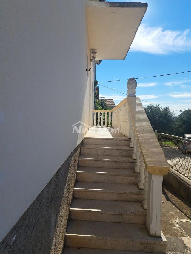 Samostojeća kuća visokoprizemlje, dvorište i garaža. 