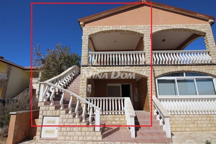 Kuća dvojnica s dva lijepa odvojena apartmana 50 metara do mora. 