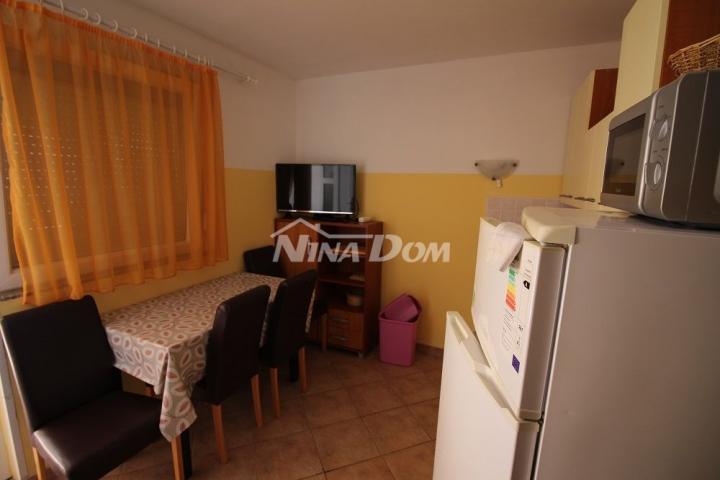 Kuća dvojnica s dva lijepa odvojena apartmana 50 metara do mora. 