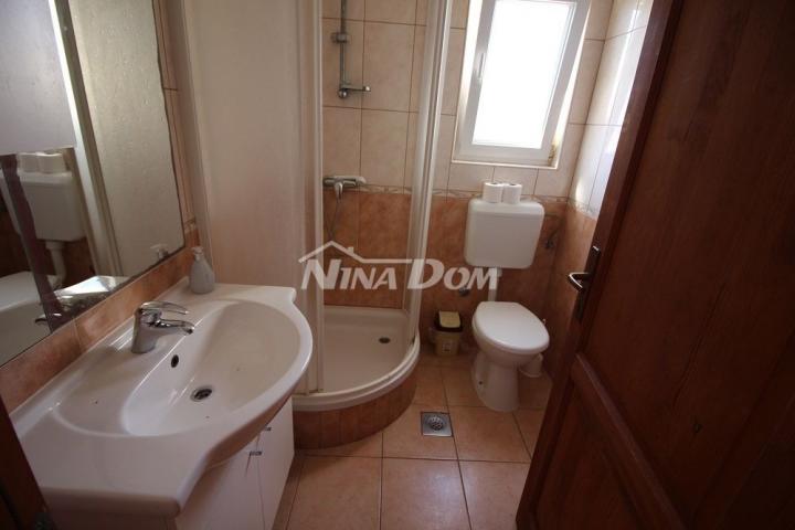 Kuća dvojnica s dva lijepa odvojena apartmana 50 metara do mora. 