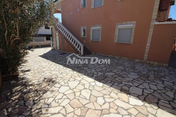 Kuća dvojnica s dva lijepa odvojena apartmana 50 metara do mora. 
