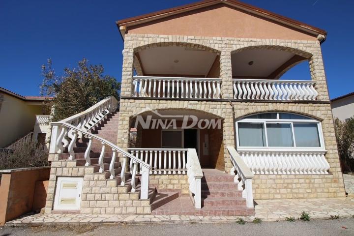 Kuća dvojnica s dva lijepa odvojena apartmana 50 metara do mora. 