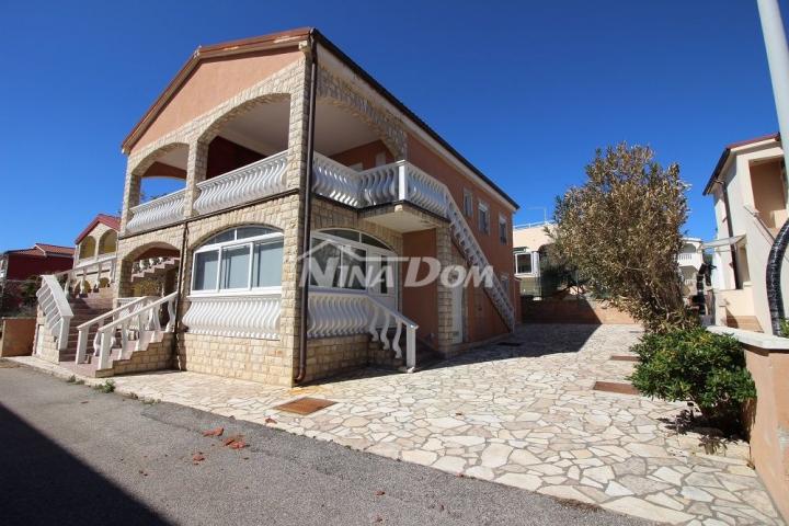 Kuća dvojnica s dva lijepa odvojena apartmana 50 metara do mora. 