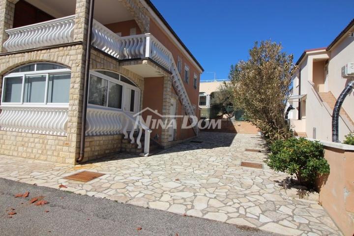 Kuća dvojnica s dva lijepa odvojena apartmana 50 metara do mora. 