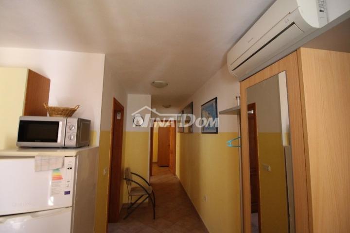 Kuća dvojnica s dva lijepa odvojena apartmana 50 metara do mora. 