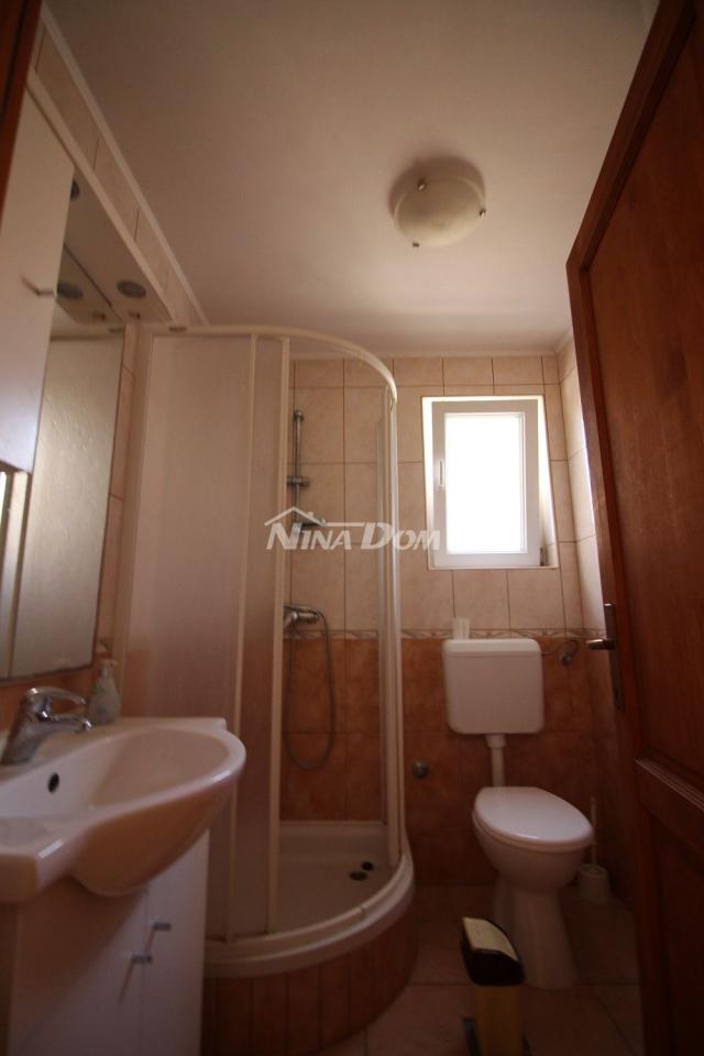 Kuća dvojnica s dva lijepa odvojena apartmana 50 metara do mora. 