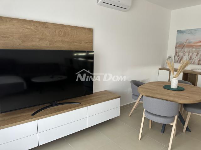 Ugljan luksuzan dvosoban apartman sa zajedničkim bazenom i ljetnom kuhinjom