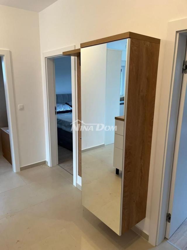 Ugljan luksuzan dvosoban apartman sa zajedničkim bazenom i ljetnom kuhinjom