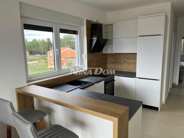 Ugljan luksuzan dvosoban apartman sa zajedničkim bazenom i ljetnom kuhinjom