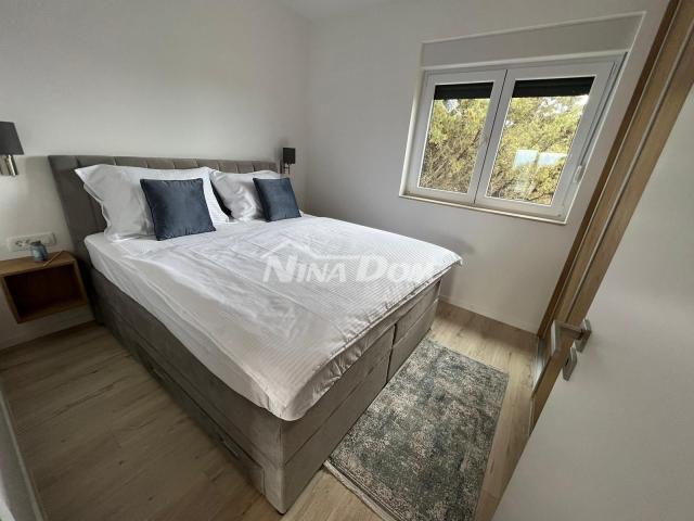 Ugljan luksuzan dvosoban apartman sa zajedničkim bazenom i ljetnom kuhinjom