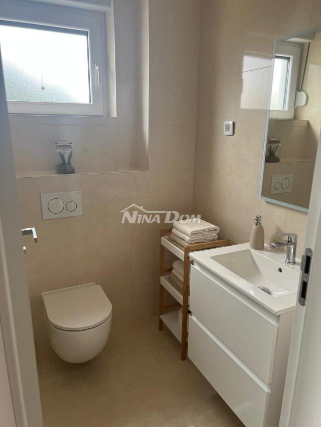 Ugljan luksuzan dvosoban apartman sa zajedničkim bazenom i ljetnom kuhinjom