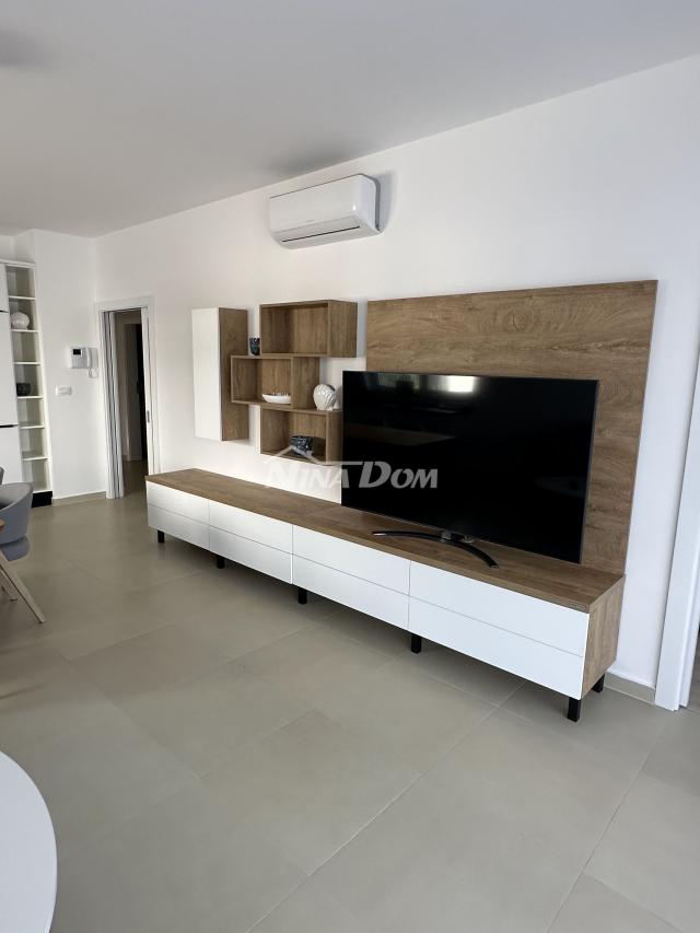 Ugljan luksuzan dvosoban apartman sa zajedničkim bazenom i ljetnom kuhinjom