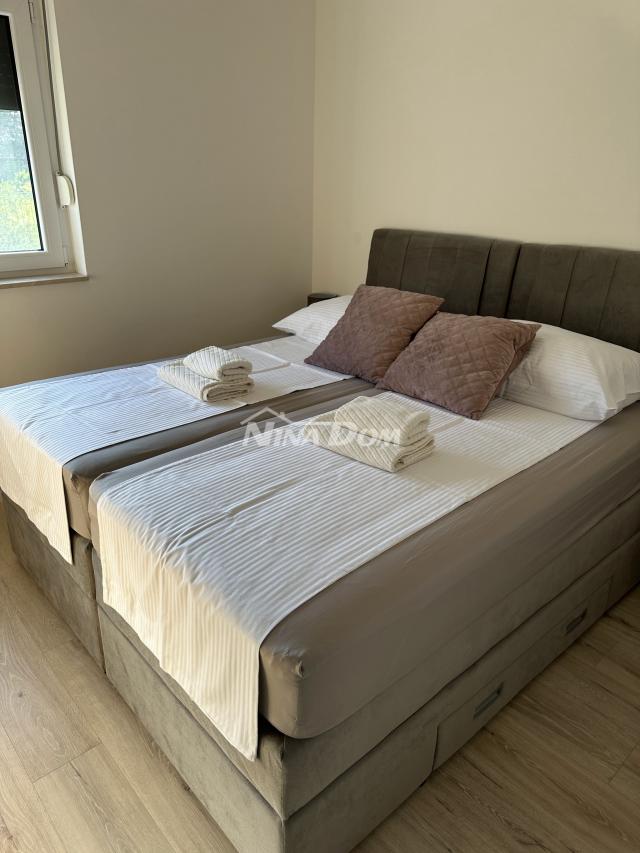 Ugljan luksuzan dvosoban apartman sa zajedničkim bazenom i ljetnom kuhinjom