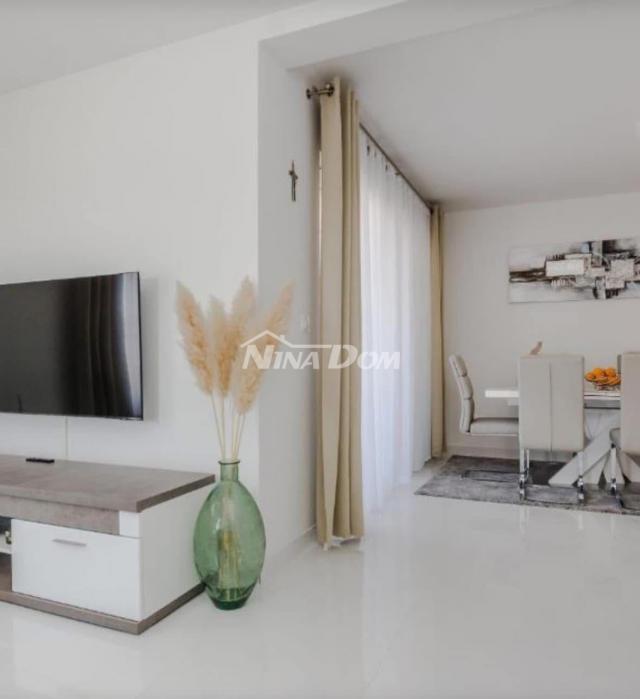 Apartmanska kuća s tri stambene jedinice, kompletno opremljene. 