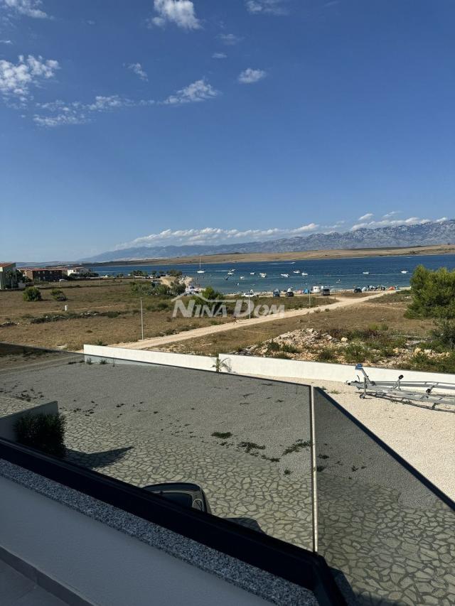 lijepo uređena nekretnina s otvorenim pogledom na more