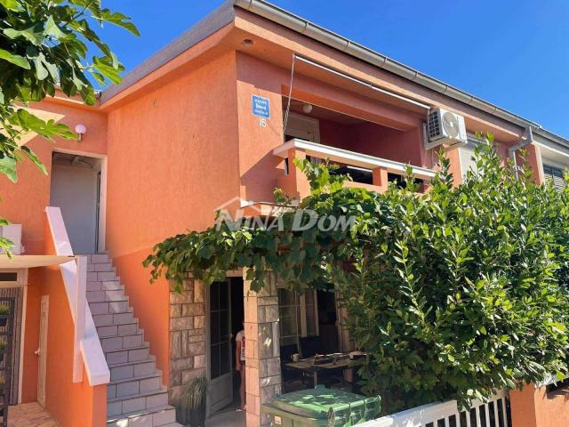 Apartmanska kuća s 4 apartmana i građevinskom parcelom 60 met. do mora. 