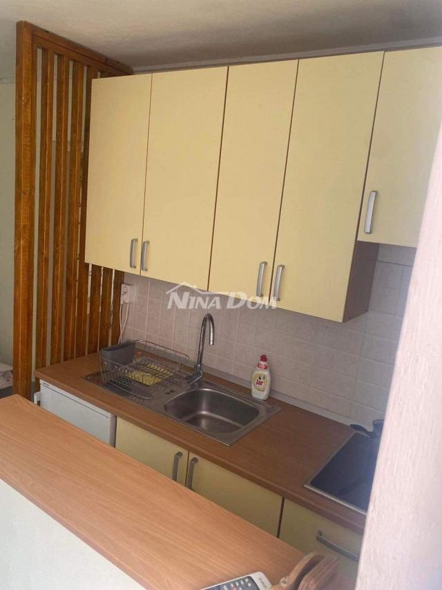 Apartmanska kuća s 4 apartmana i građevinskom parcelom 60 met. do mora. 