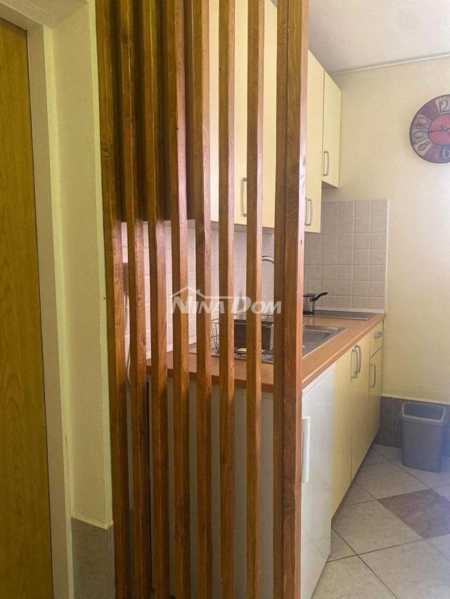 Apartmanska kuća s 4 apartmana i građevinskom parcelom 60 met. do mora. 