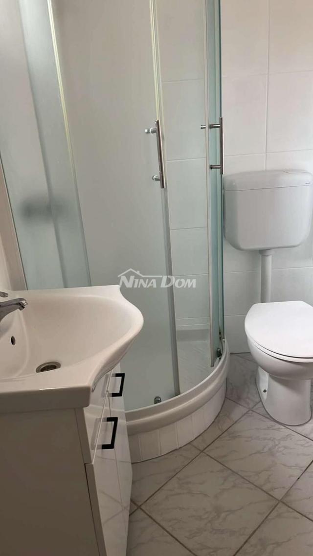 Apartmanska kuća s 4 apartmana i građevinskom parcelom 60 met. do mora. 